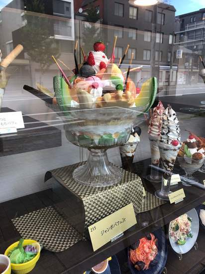 カベルネパフェ300 風車名物】巨大！ミラクルパフェでにぎやか会♪ – カフェ風車 生そば水車